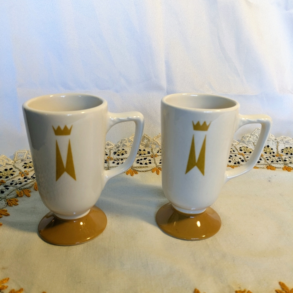 VINTAGE ORIGINAL HOMER LAUGHLIN MCM MARRIOTT CROWN PEDESTAL MUG SET OF TWO.